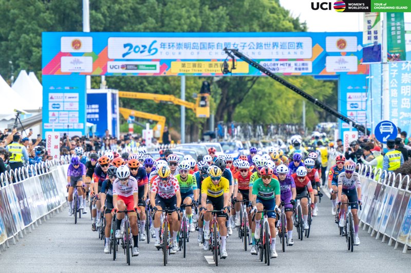 La partenza della terza tappa sotto l’arco di Chongming.