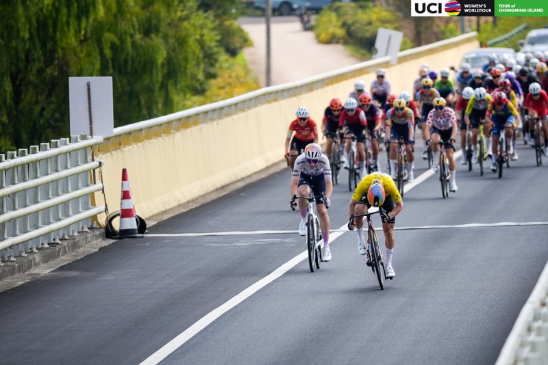 Un passaggio in gruppo sul ponte nella terza tappa.