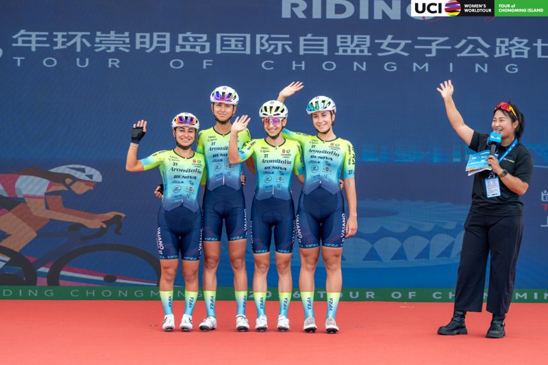 Il saluto della squadra dal palco della prima tappa.
