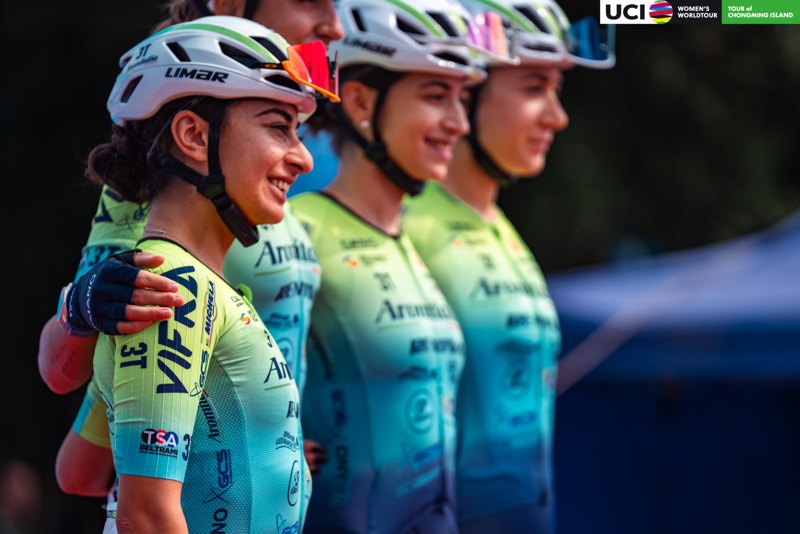 Un sorriso prima di tornare in corsa.