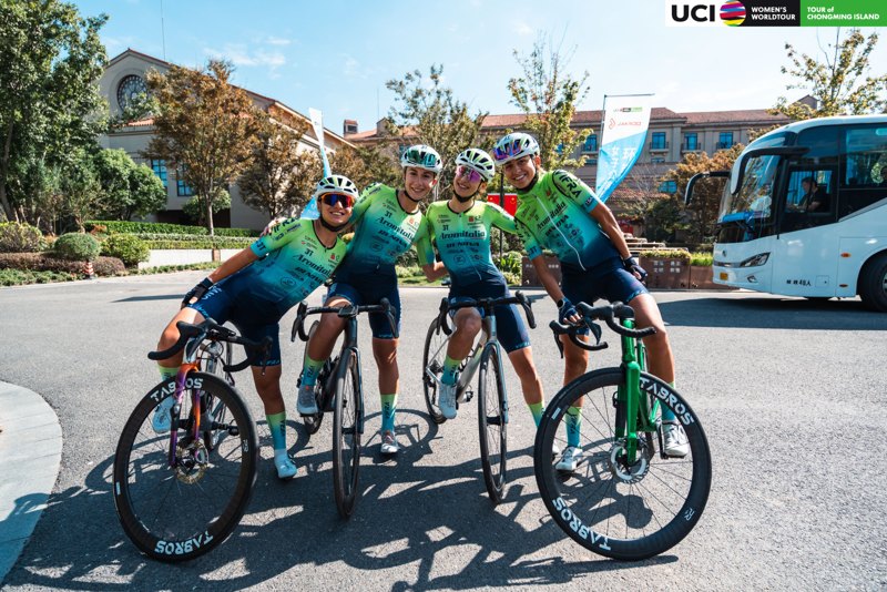 Le quattro atlete Aromitalia 3T Vaiano con le biciclette a Chongming