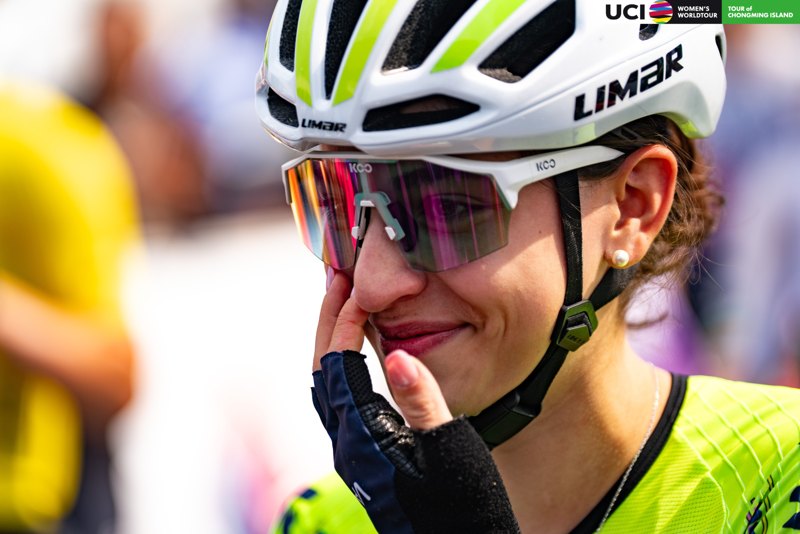 L’emozione di Romina durante il saluto.