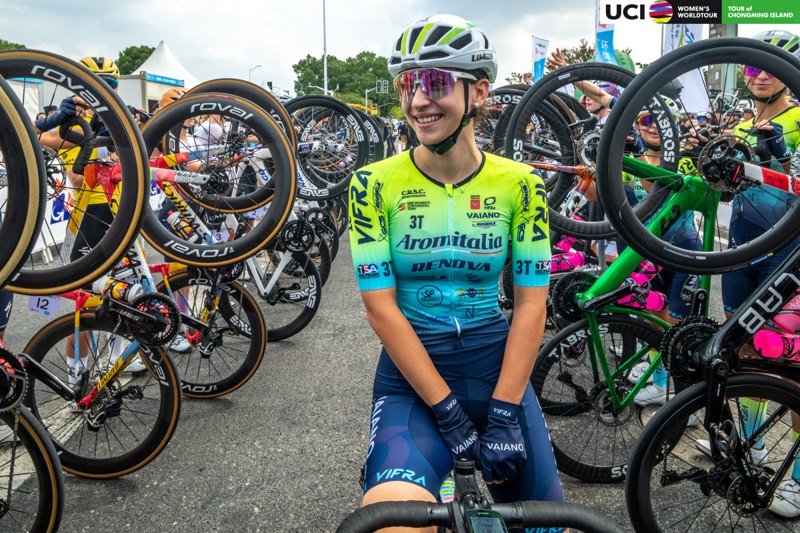 Un sorriso nel corridoio delle biciclette.